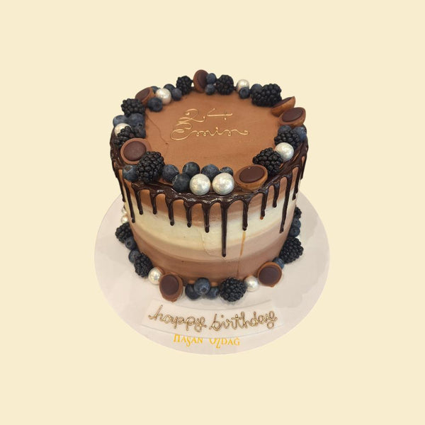 Schokoladen-Drip-Cake mit Beeren und Perlen