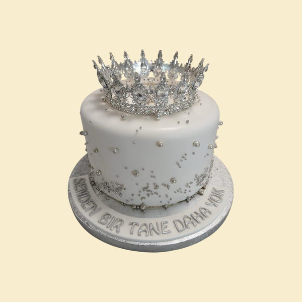 Krönchen-Torte Senden Bir Tane Daha Yok– Elegante weiße Fondanttorte mit silberner Krone