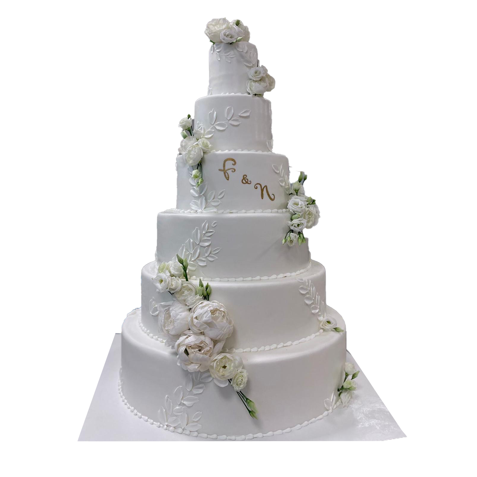 6 Etagen Hochzeitstorte weiß mit Blättermuster und Sahneverzierung und Anfangsbuchstaben