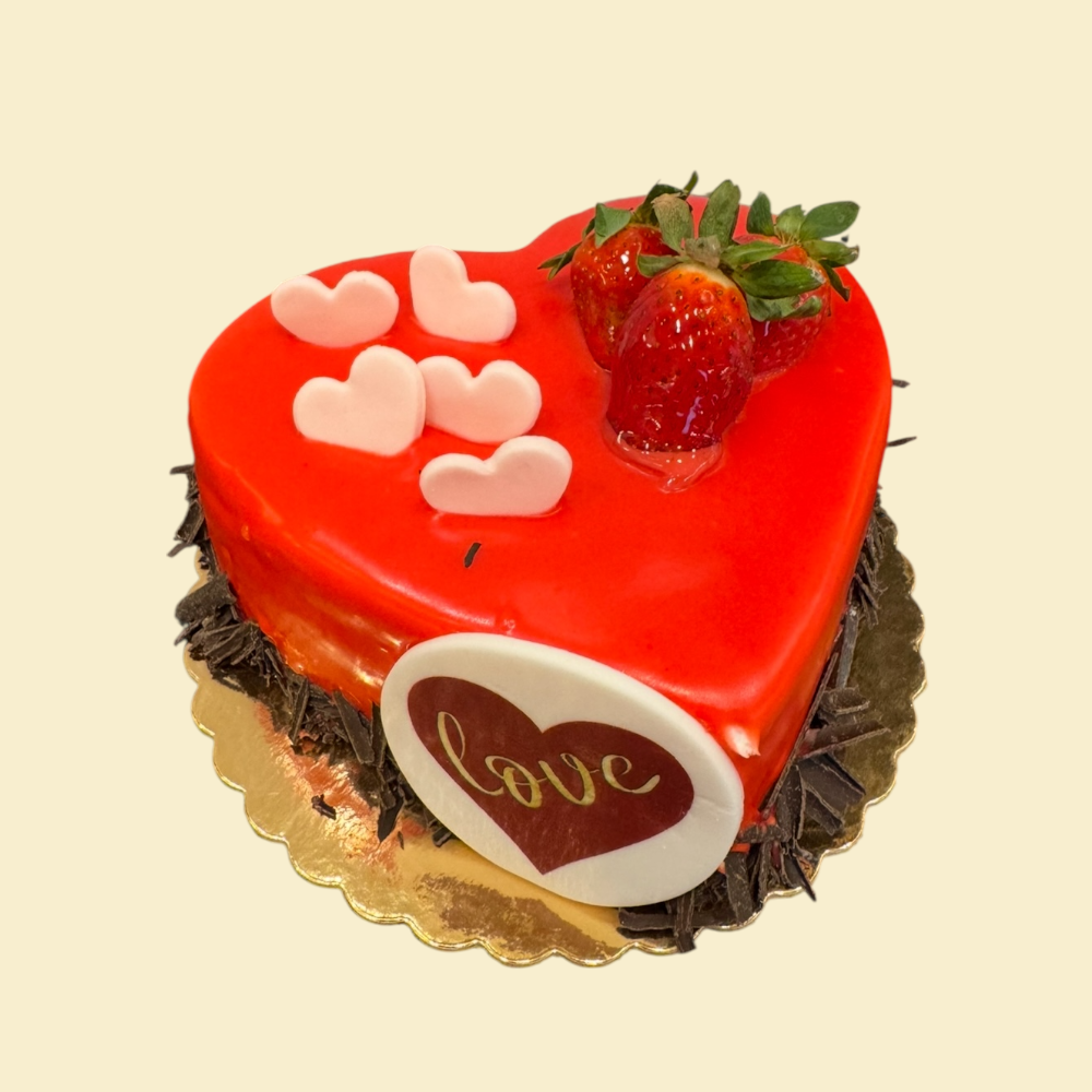 Valentinstag Herz-Torte mit Erdbeeren & Love-Dekor