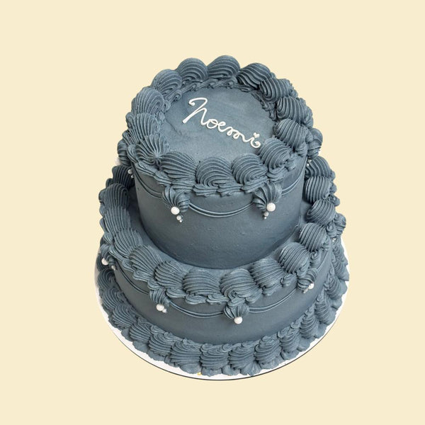 Graue Vintage Torte – Zweistöckige Creme-Torte mit Perlen
