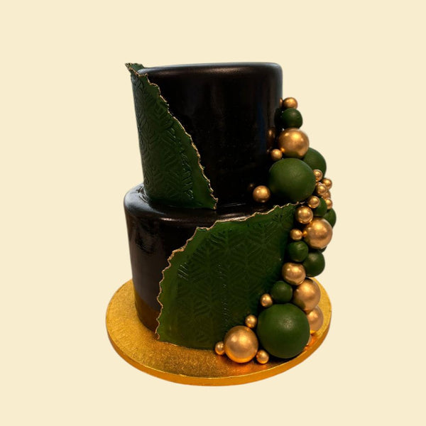 Elegante Schwarz-Grün Torte mit Goldakzenten