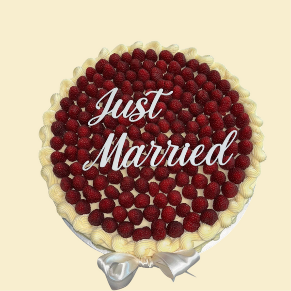 Just Married Himbeertraum mit Schriftzug aus Plex