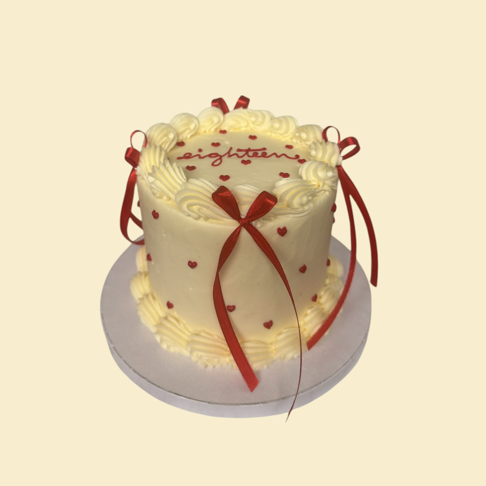 eighteen Torte  mit roten Herzen und Schleifen