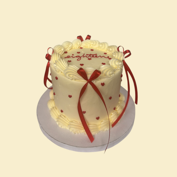 eighteen Torte  mit roten Herzen und Schleifen