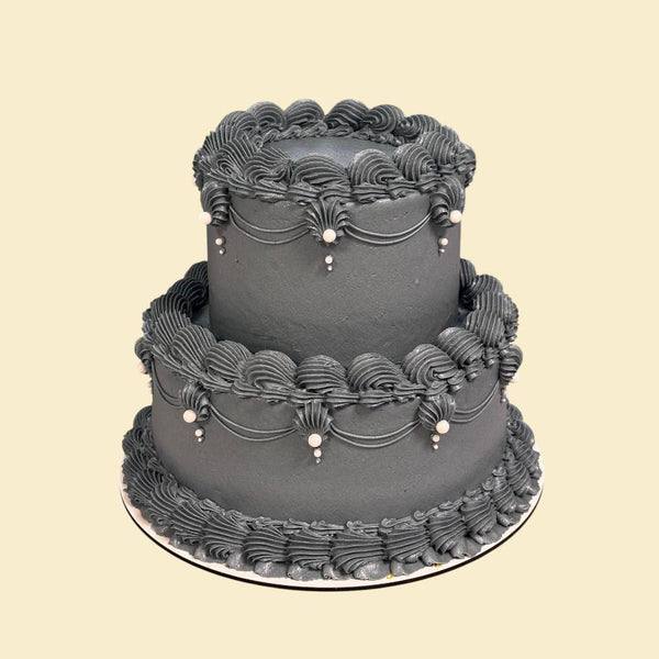Graue Vintage Torte – Zweistöckige Creme-Torte mit Perlen