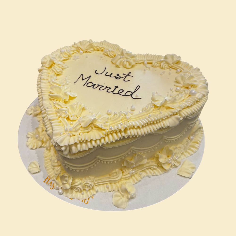 Herzförmige „Just Married“ Vintage Hochzeitstorte