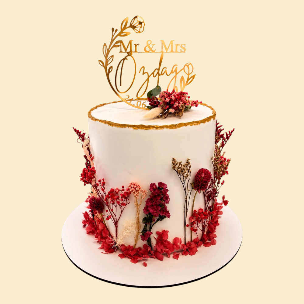 Boho-Hochzeitstorte mit Trockenblumen und Goldrand