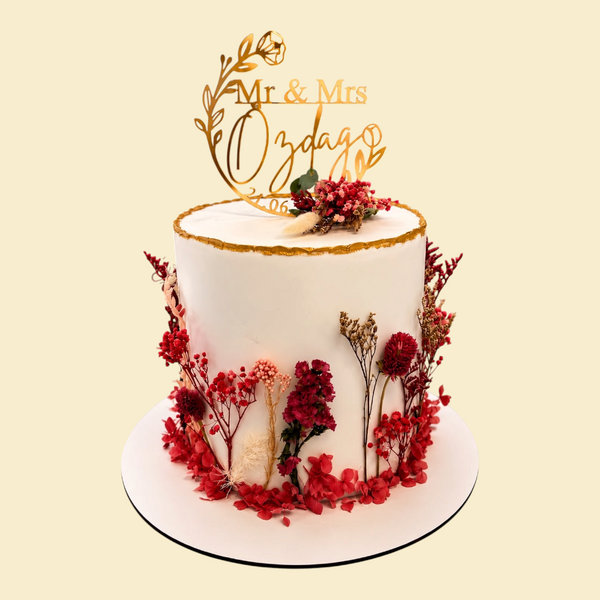 Boho-Hochzeitstorte mit Trockenblumen und Goldrand