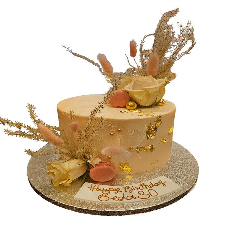 Edeltorte mit Blattgold und Blumen