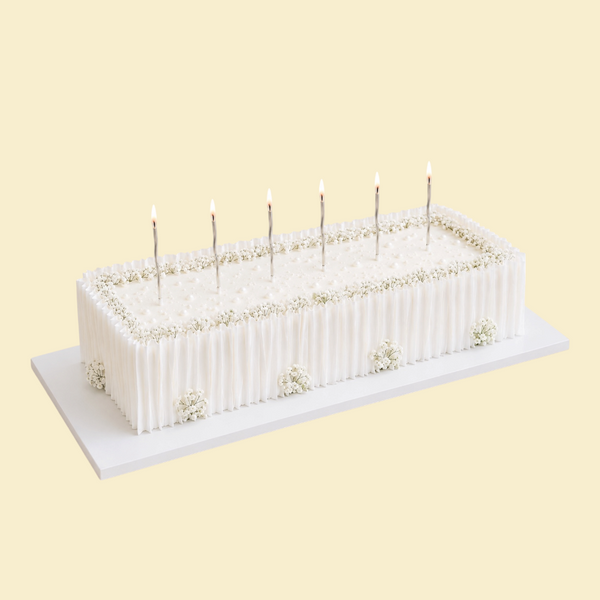 Elegante rechteckige Fondant-Torte mit Reispapier-Rand (ohne Kerzen)