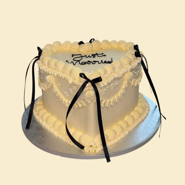 Hochzeitstorte Just Married – Vintage Herz (Buttercreme)