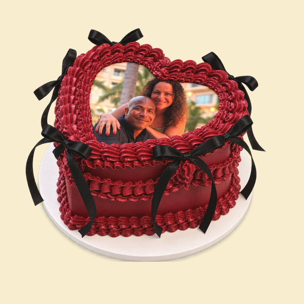 Bordeauxrote Herz-Fototorte mit schwarzen Schleifen – Vintage Style