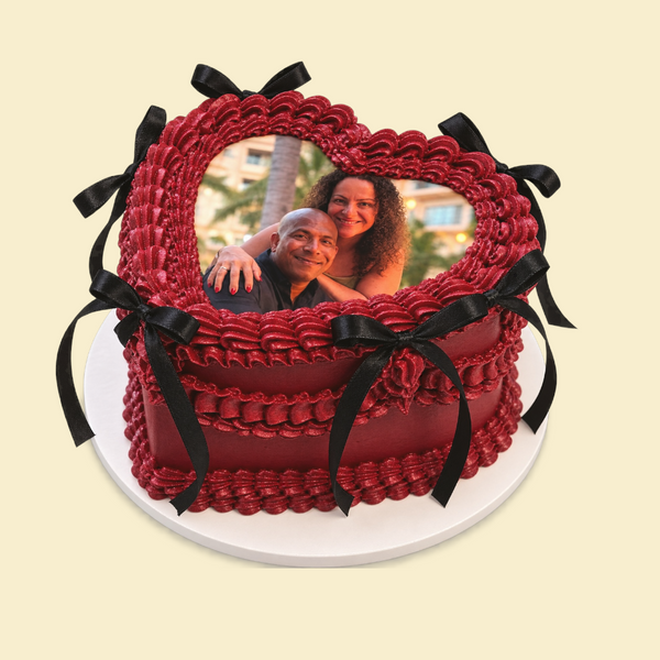 Bordeauxrote Herz-Fototorte mit schwarzen Schleifen – Vintage Style