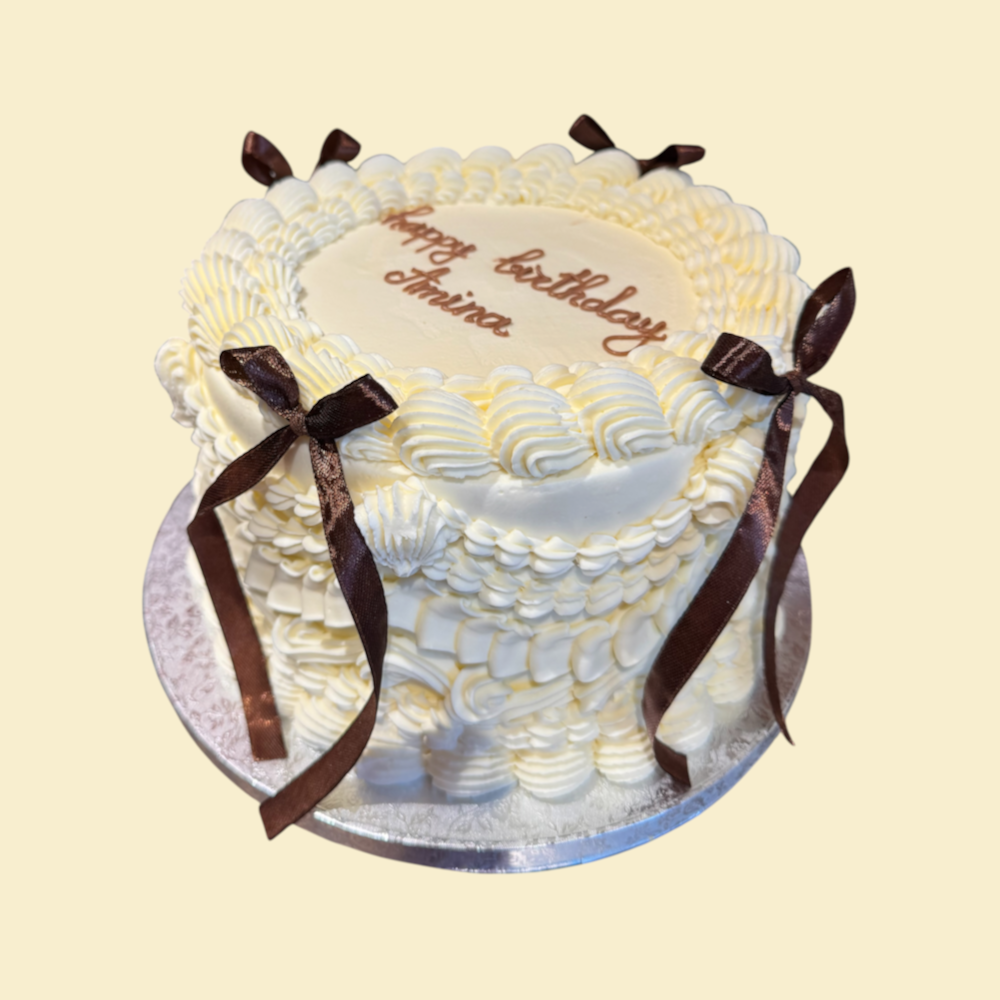 Runde Buttercreme Torte mit Braunen Schleifen