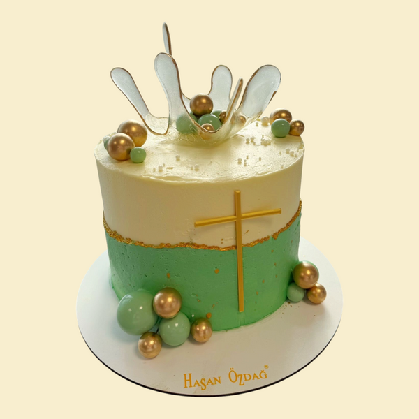 Moderne Buttercreme-Kommunionstorte mit Goldkreuz, & Kugel-Design