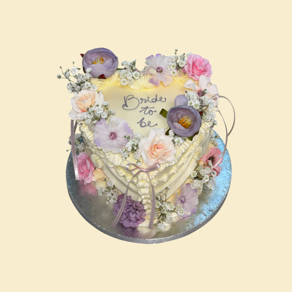 Bride-to-be Herztorte – mit floraler Vintage-Deko