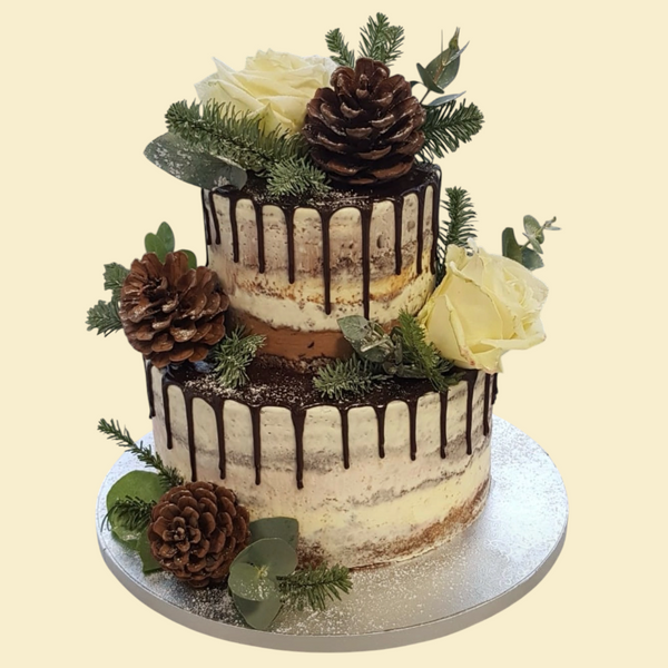 Winter Romance – Zweistöckige Semi-Naked Cake mit Rosen & Tannenzapfen