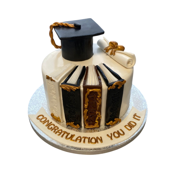 „Elegante Abschluss-Torte mit Büchern, Absolventenmütze und Diplomrolle. Die kunstvoll gestaltete Torte in Weiß und Gold symbolisiert Wissen und Erfolg. Perfekt für Universitätsabschlüsse, Abiturfeiern oder Promotionsfeiern. Goldene Verzierungen und eine edle Beschriftung mit 'Congratulations, You Did It' runden das Design ab.“