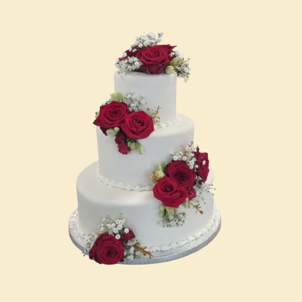 Classic Romance – Hochzeitstorte mit roten Rosen