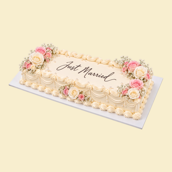 Just married - Rechteckige Hochzeitstorte mit frischen Rosen und Schleierkraut (Buttercreme)