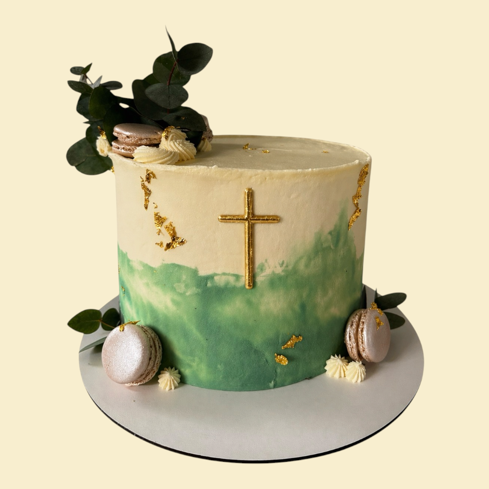 Elegante Kommunionstorte in Grün-Gold mit Macarons & Kreuz