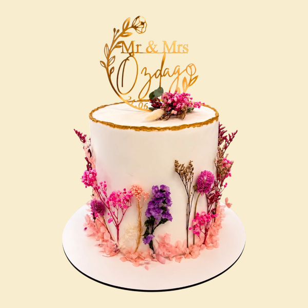 Boho-Hochzeitstorte mit Trockenblumen und Goldrand