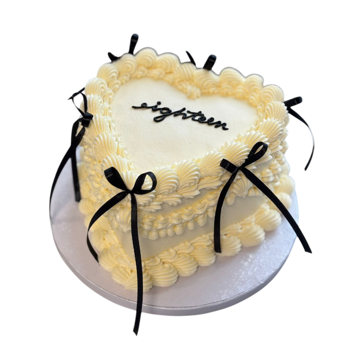 herzform Torte mit Buttercreme schwarzen Schleifen