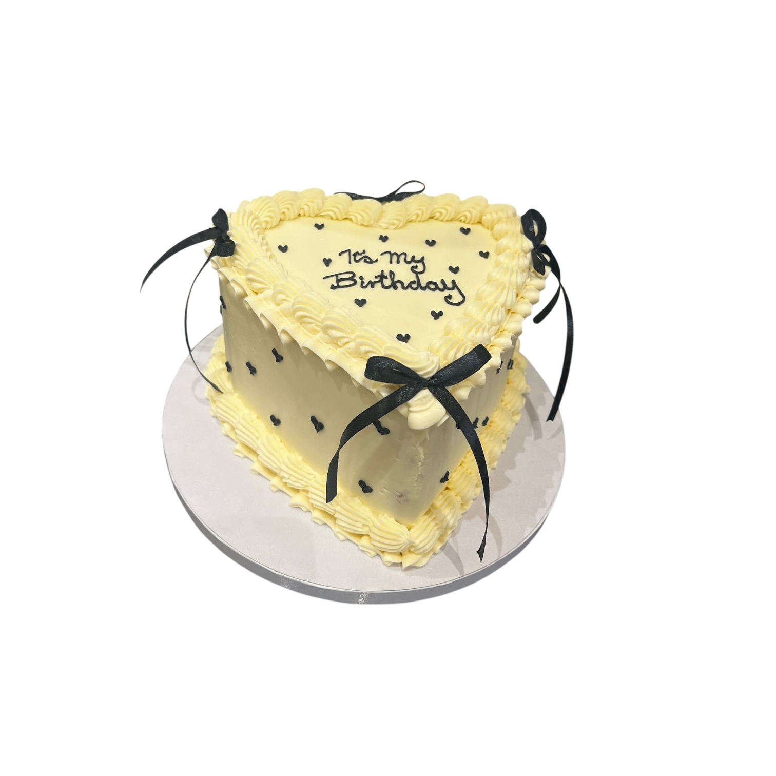  Torte in Herzform mit Herzen und schwarzen Schleifen