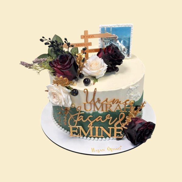 Elegante Umrah Torte in Creme und Grün mit Rosen und goldener Schrift
