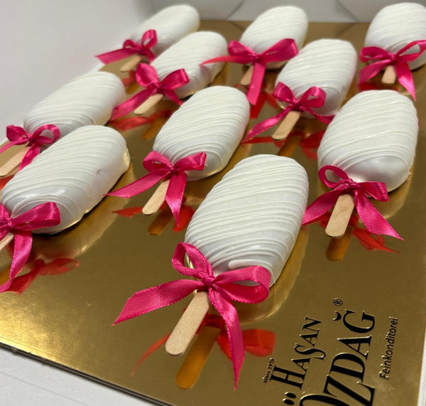 Kuchen am Steil weiß mit pinker Schleife