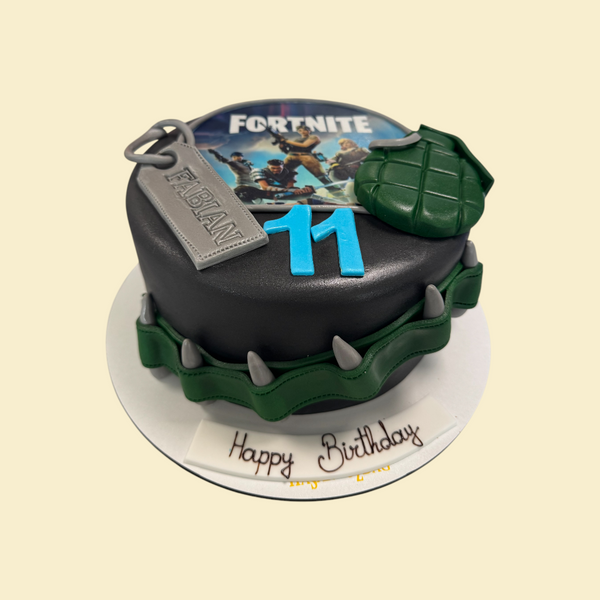 Fortnite-Geburtstagstorte für Jungen – Schwarze Torte mit Granate, Hundemarke & Alter
