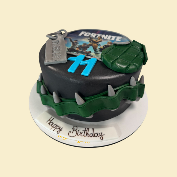 Fortnite-Geburtstagstorte für Jungen – Schwarze Torte mit Granate, Hundemarke & Alter