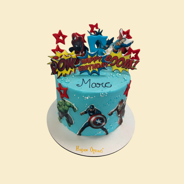 Avengers-Geburtstagstorte mit blauer Buttercreme