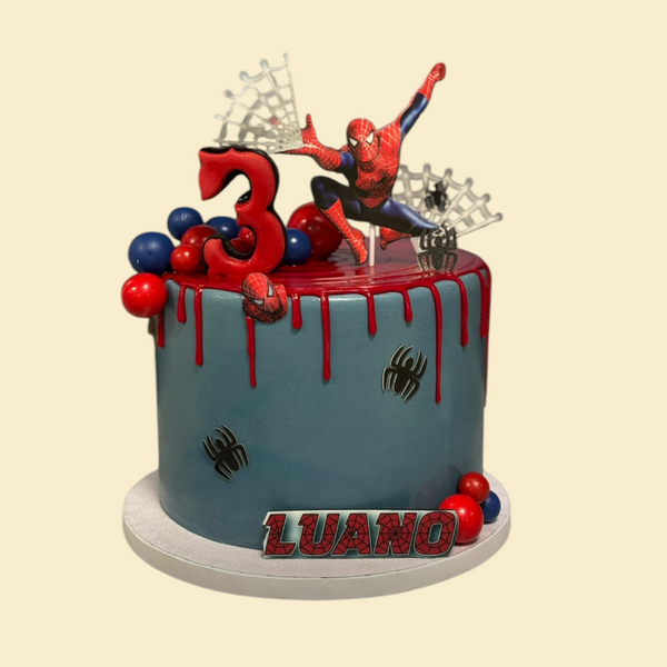 blaue Spiderman Geburtstagstorte mit Buttercremefüllung und Fondant