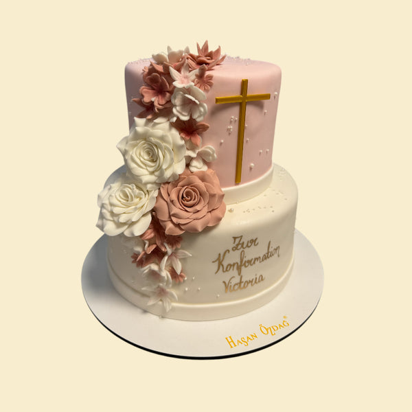 Zweistöckige Konfirmationstorte mit Kreuz und Zuckerblumen