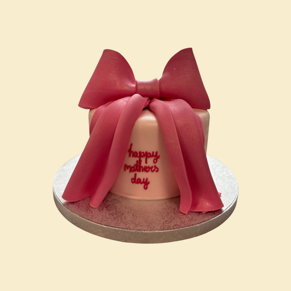 Mini Muttertagstorte mit Pinker Schleife und Fondant