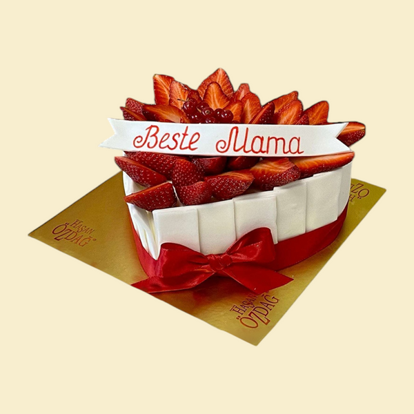 Herz-Torte „Beste Mama“ mit frischen Erdbeeren