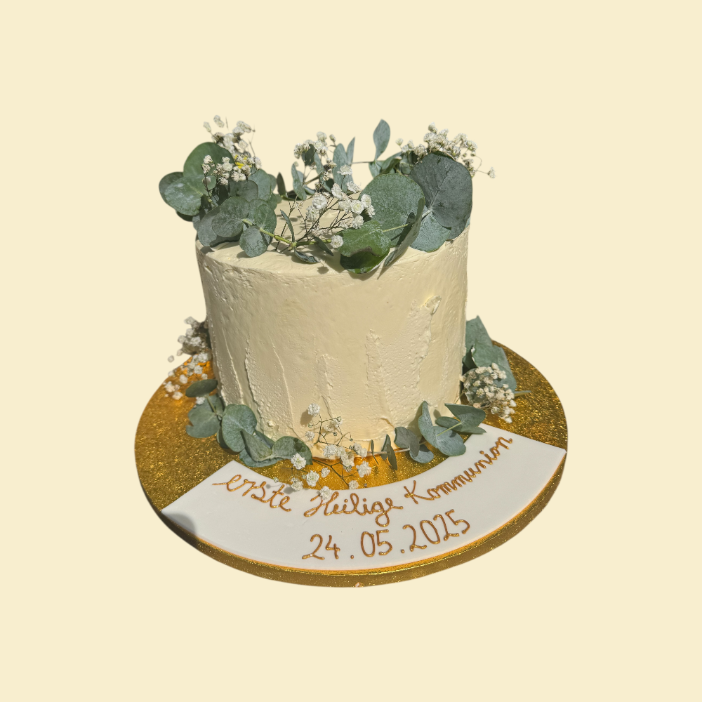 Kommunionstorte mit Eukalyptus & Schleierkraut – Elegant in Creme