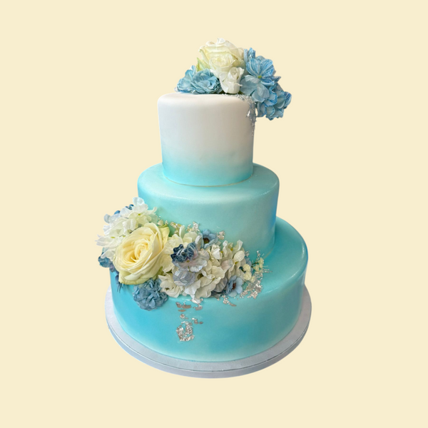 Eismeer-Romantik – Hochzeitstorte mit Ombré-Blau und frischen Blüten