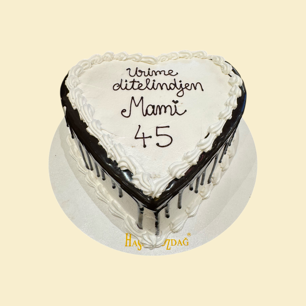 Herztorte mit Schoko-Drip und Sahnecreme-Überzug