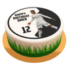 Eine Torte mit einem Motiv des Fußballer Cristiano Ronaldo
auf der Torte mit personalisierbarem Namen und Alter. Seitlich an der Torte sieht man Grass Motive 