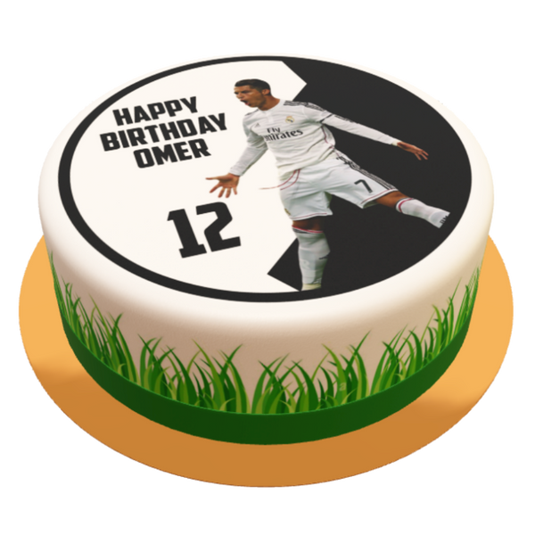 Eine Torte mit einem Motiv des Fußballer Cristiano Ronaldo
auf der Torte mit personalisierbarem Namen und Alter. Seitlich an der Torte sieht man Grass Motive 