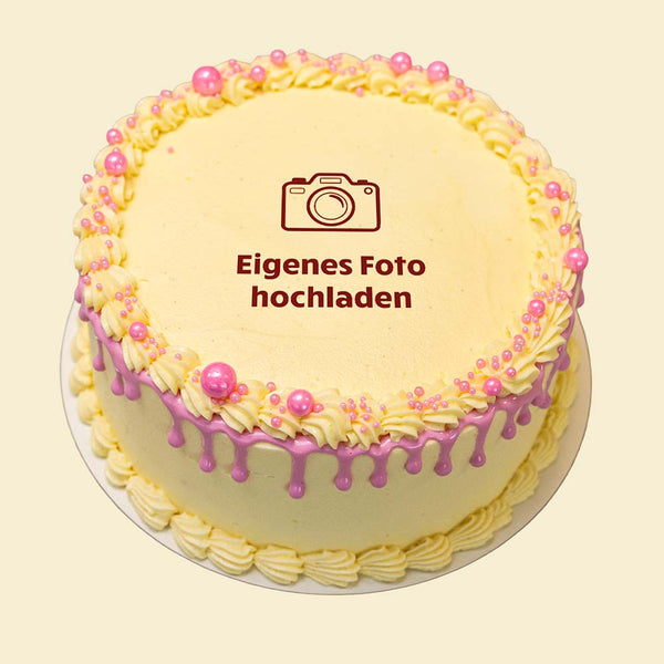 Runde Foto-Torte mit Buttercreme, pinkem Drip & Perlen – Individuell gestaltbar