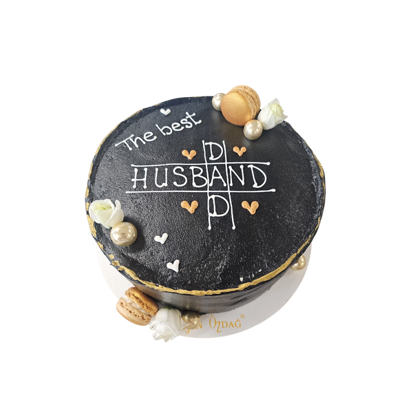 Diese luxuriöse Torte ist eine wahre Hommage an den besten Ehemann und Vater. Mit einem tiefschwarzen, glänzenden Fondant, goldenen Akzenten und einem kreativen Tic-Tac-Toe-Design strahlt die Torte pure Eleganz aus. Die liebevoll dekorierten Details wie Macarons, Perlen und kleine Blumen machen sie zu einem einzigartigen Meisterwerk. Ideal für Geburtstage, Jubiläen oder als besondere Überraschung – diese Torte vereint Geschmack und Stil in Perfektion. Zeige deinem Lieblingsmenschen, wie besonders er ist!