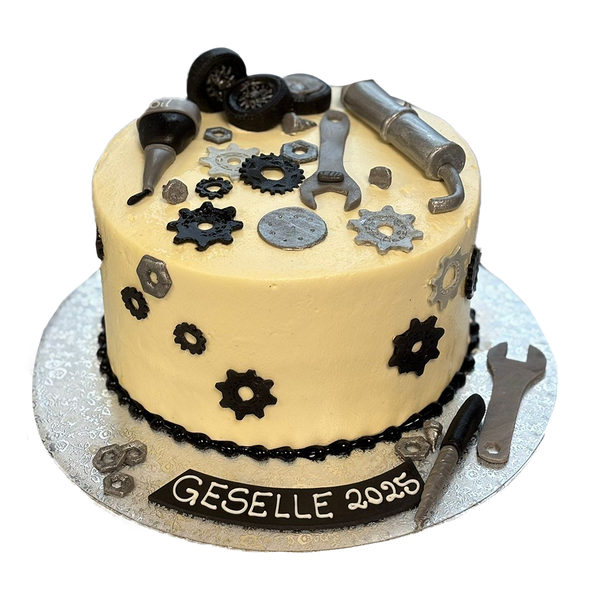 Torte mit Schrauben, Rädern und Motorteilen