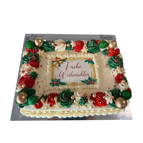 Weiße Weihnachts-Torte mit rot-grüner Spritzdeko, Perlen, Streuseln  und Weihnachtskugeln. In der Mitte ist ein Weihnachtsbild