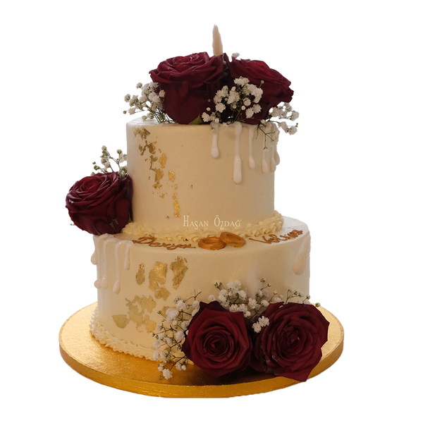 Zweistöckige Hochzeit mit Drip, roten Rosen, Schleierkraut und Blattgold