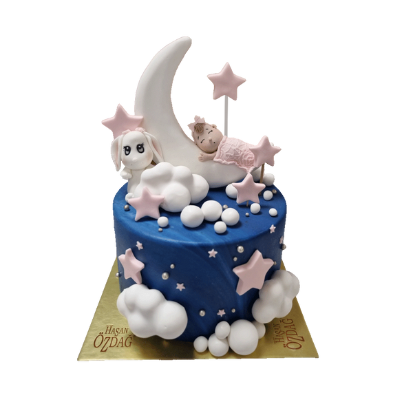 Dunkelblaue Torte mit Sternchen, Wolken und Fondant-Figuren. Die Babytorte enthält ein Baby im Mond und ein Häschen