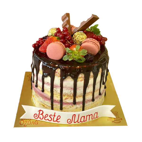 Kleine Muttertags-Torte mit Drip, Macarons, Rocher, Kinderriegel und Beeren. Auf das Banner kommt Wunschtext.